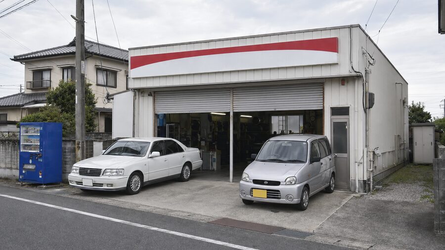 東海くるま買取本舗のガレージ外観